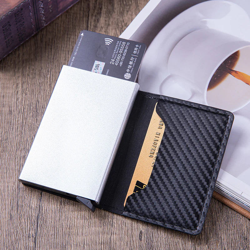 Паричник со RFID блокатор и механизам за картичките со еден допир