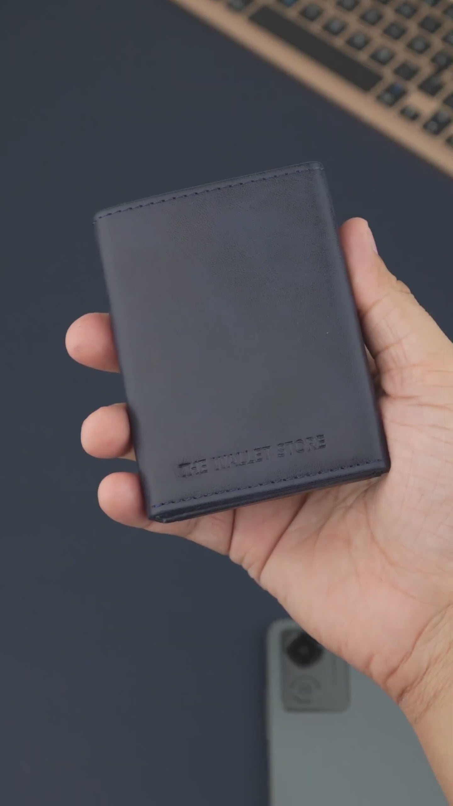 Паричник со RFID блокатор и механизам за картичките со еден допир